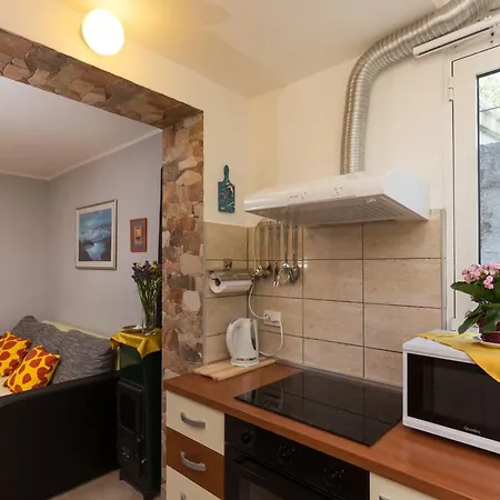 Lolo - Two Bedroom With Loggia And Street View