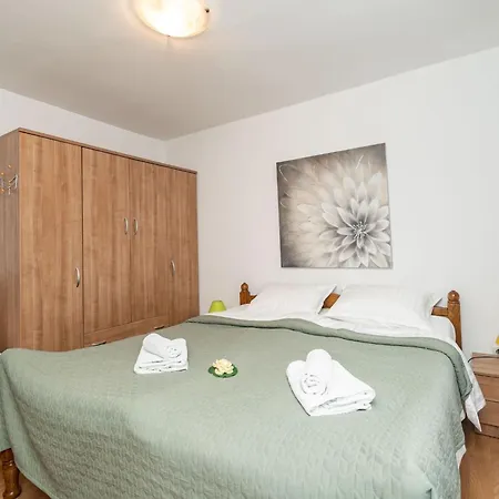 Lolo - Two Bedroom With Loggia And Street View Lejlighed *