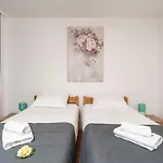 Lolo - Two Bedroom With Loggia And Street View Apartamento