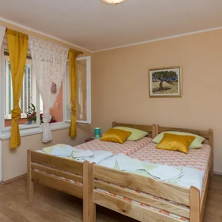 Lolo - Two Bedroom With Loggia And Street View