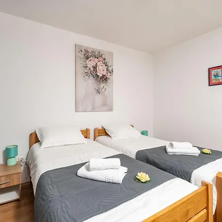 Appartement Lolo - Two Bedroom With Loggia And Street View