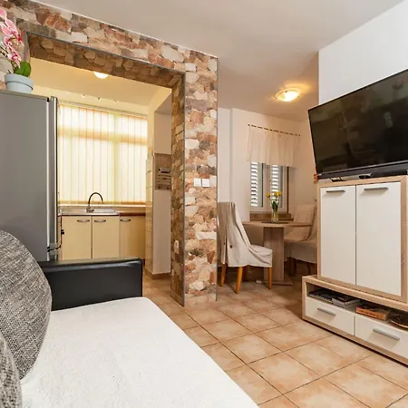 Appartement Lolo - Two Bedroom With Loggia And Street View