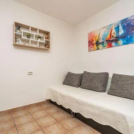 Appartement Lolo - Two Bedroom With Loggia And Street View