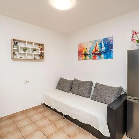 Apartment Lolo - Two Bedroom With Loggia And Street View *