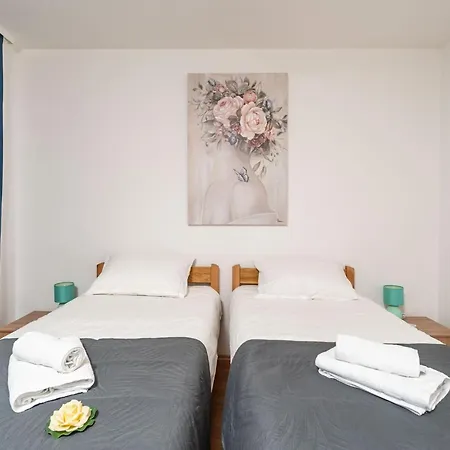 Lolo - Two Bedroom With Loggia And Street View Apartment