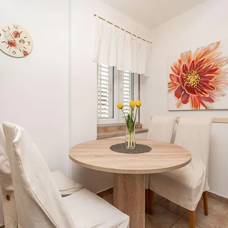 Apartment Lolo - Two Bedroom With Loggia And Street View *