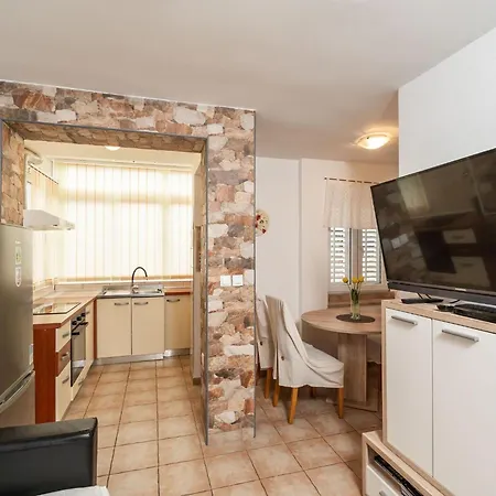 Lolo - Two Bedroom With Loggia And Street View Apartament Dubrownik