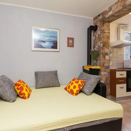 Lolo - Two Bedroom With Loggia And Street View Apartment *