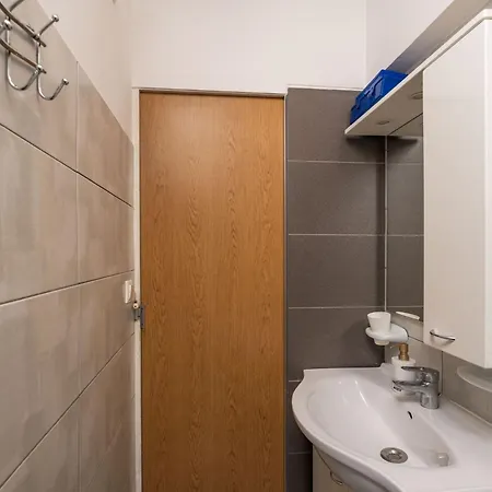 Lolo - Two Bedroom With Loggia And Street View Apartment
