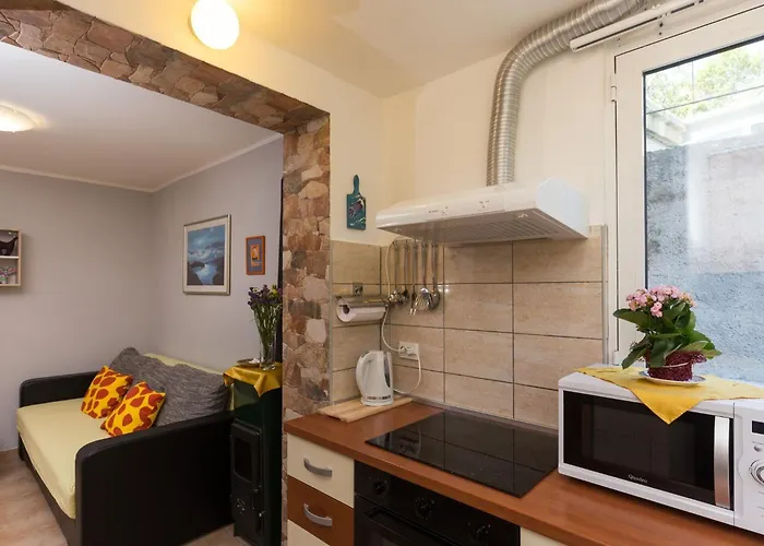 Lolo - Two Bedroom With Loggia And Street View