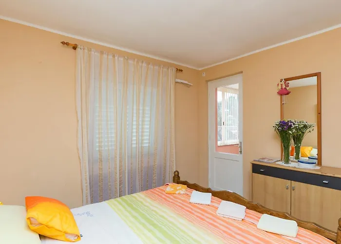 Lolo - Two Bedroom With Loggia And Street View 公寓 *