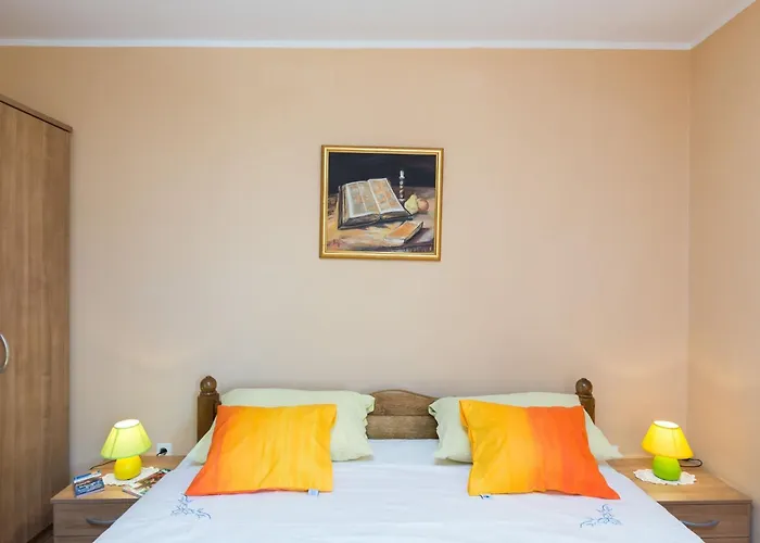 Lolo - Two Bedroom With Loggia And Street View דירה *