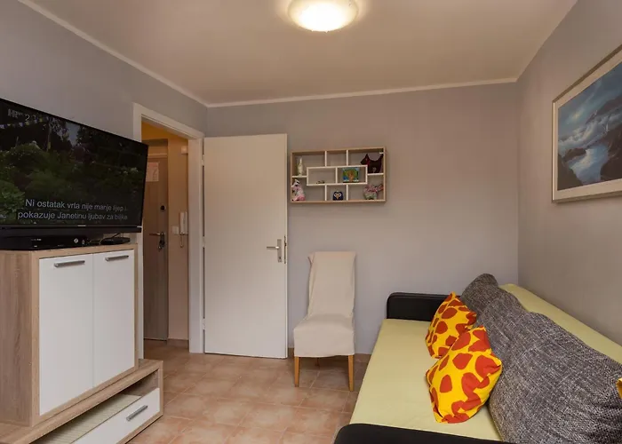 Lolo - Two Bedroom With Loggia And Street View דירה דוברובניק