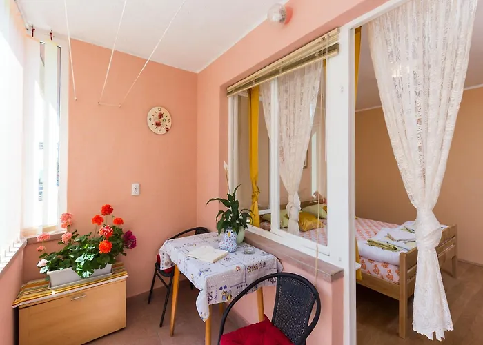 Lolo - Two Bedroom With Loggia And Street View