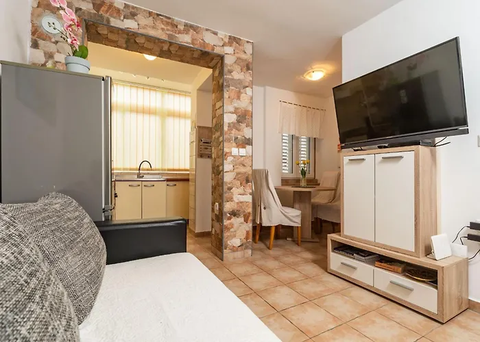 公寓 Lolo - Two Bedroom With Loggia And Street View