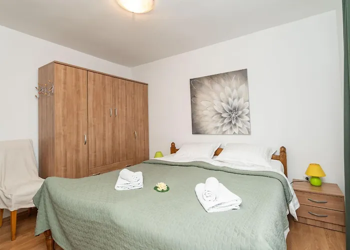 Lolo - Two Bedroom With Loggia And Street View דירה *