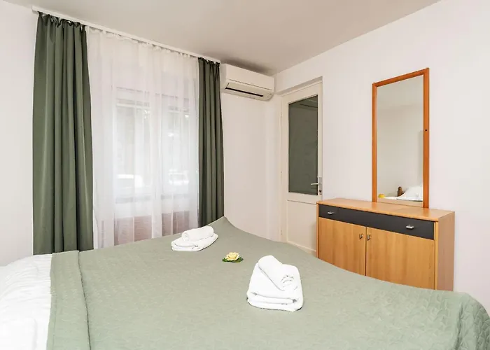 Lolo - Two Bedroom With Loggia And Street View