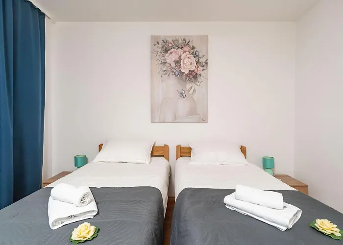 Lolo - Two Bedroom With Loggia And Street View 公寓