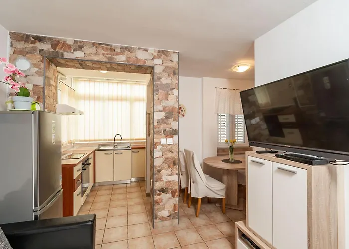 Lolo - Two Bedroom With Loggia And Street View דירה דוברובניק