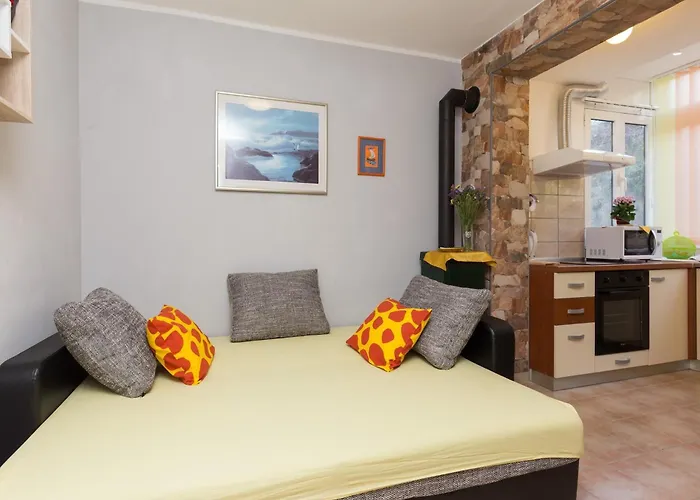 Lolo - Two Bedroom With Loggia And Street View דירה *