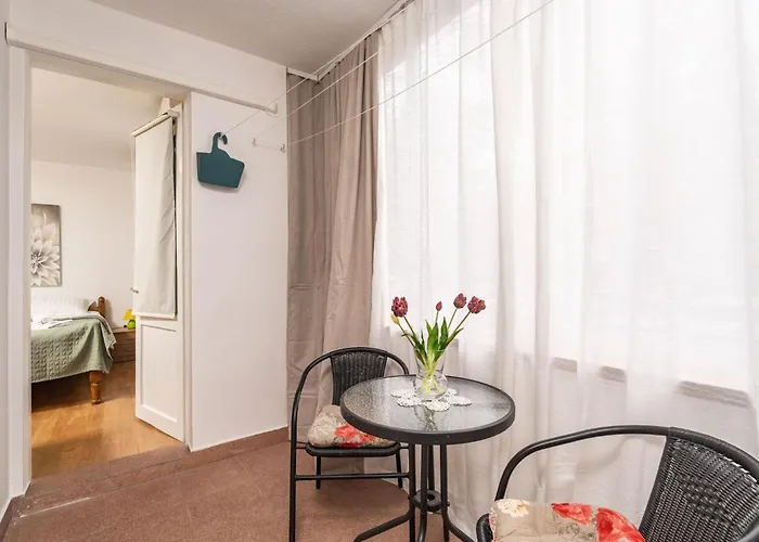 Lolo - Two Bedroom With Loggia And Street View דירה דוברובניק